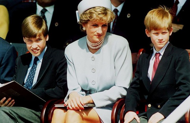 Hoàng tử William và Harry lần đầu chia sẻ những cảm xúc về mẹ - Ảnh 1.