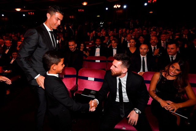 Ronaldo, Messi tay bắt mặt mừng tại Lễ trao giải FIFA The Best 2017 - Ảnh 7.