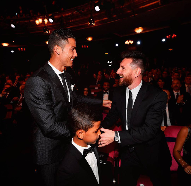 Ronaldo, Messi tay bắt mặt mừng tại Lễ trao giải FIFA The Best 2017 - Ảnh 6.