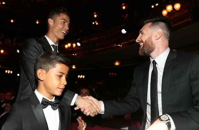 Ronaldo, Messi tay bắt mặt mừng tại Lễ trao giải FIFA The Best 2017 - Ảnh 4.