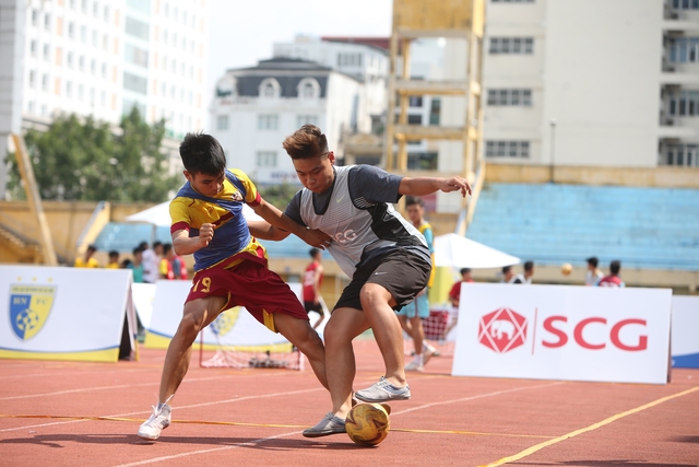 300 cầu thủ trẻ tranh suất dự giải bóng đá lần đầu tiên diễn ra trên phố đi bộ Hà Nội - Ảnh 1.