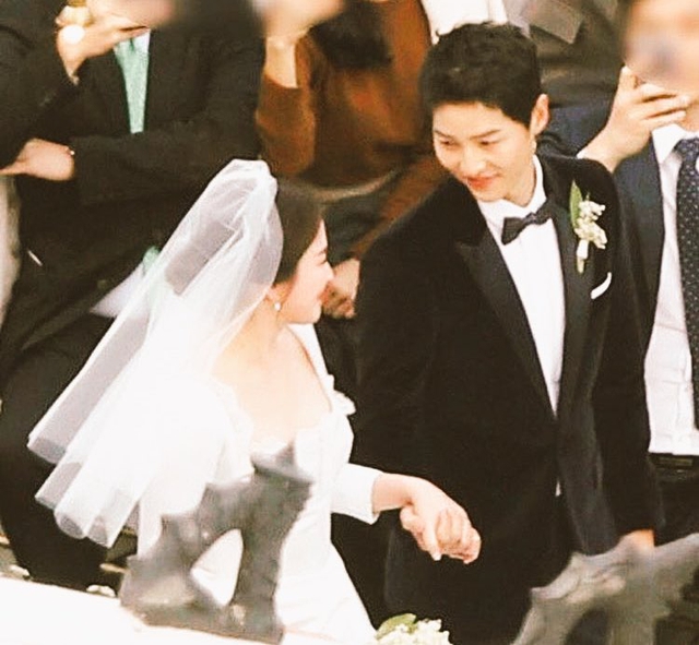 Song Hye Kyo – Song Joong Ki: Đám cưới thế kỷ của Hàn Quốc qua các bức hình - Ảnh 9.