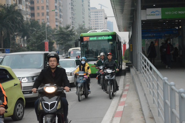 Hơn 10.000 lượt người đi bus nhanh tại Hà Nội mỗi ngày - Ảnh 1.