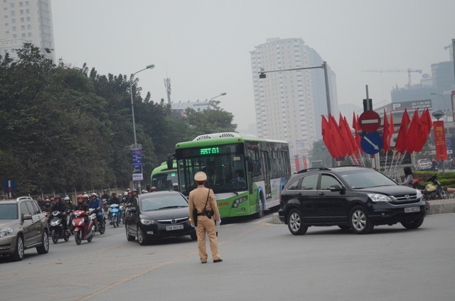 Ra quân xử phạt hành vi lấn làn xe bus nhanh BRT - Ảnh 3.
