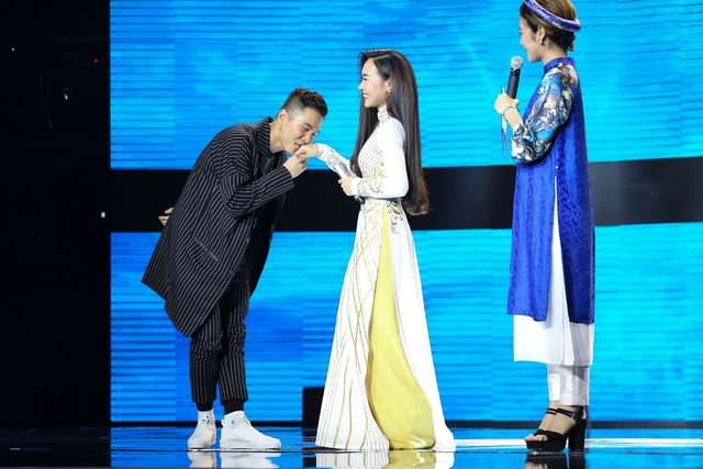 Cặp đôi hoàn hảo: Hòa Minzy lao lên sân khấu nắm tay soái ca định mệnh - Ảnh 2.