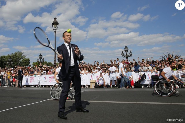 Tổng thống Pháp Emmanuel Macron chơi quần vợt, vận động đăng cai Olympic 2024 - Ảnh 2.