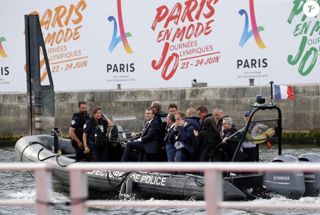 Tổng thống Pháp Emmanuel Macron chơi quần vợt, vận động đăng cai Olympic 2024 - Ảnh 3.