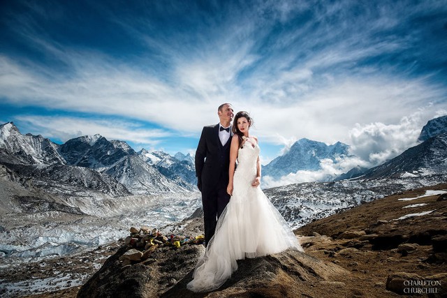 Ngỡ ngàng với cặp đôi chịu khổ, chịu lạnh lên tận đỉnh Everest làm đám cưới - Ảnh 10.