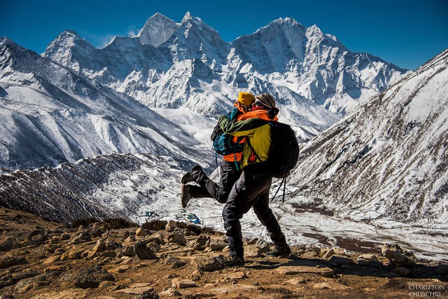 Ngỡ ngàng với cặp đôi chịu khổ, chịu lạnh lên tận đỉnh Everest làm đám cưới - Ảnh 2.