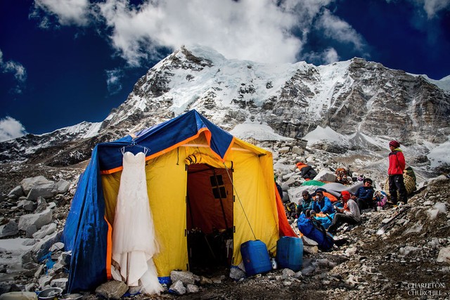 Ngỡ ngàng với cặp đôi chịu khổ, chịu lạnh lên tận đỉnh Everest làm đám cưới - Ảnh 3.