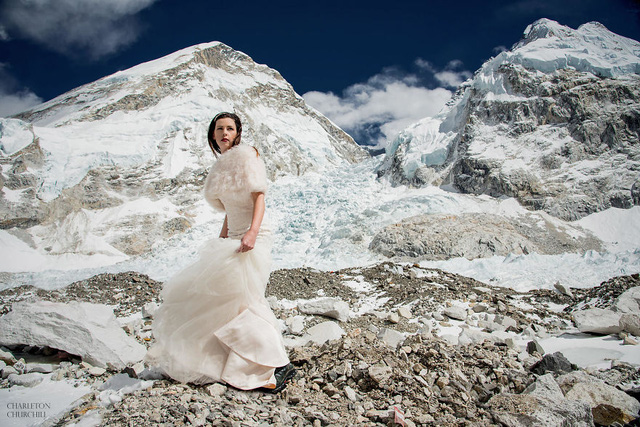 Ngỡ ngàng với cặp đôi chịu khổ, chịu lạnh lên tận đỉnh Everest làm đám cưới - Ảnh 8.
