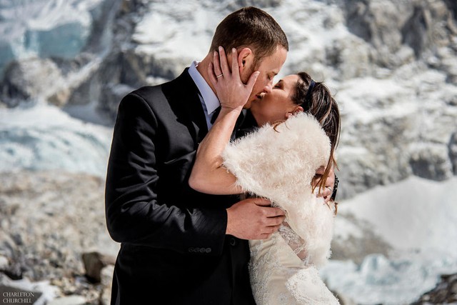 Ngỡ ngàng với cặp đôi chịu khổ, chịu lạnh lên tận đỉnh Everest làm đám cưới - Ảnh 12.