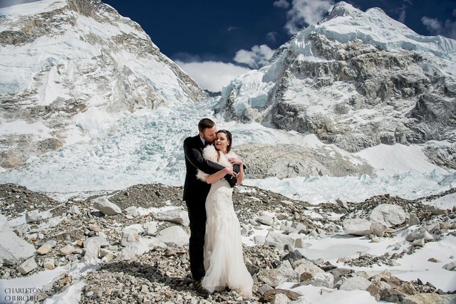 Ngỡ ngàng với cặp đôi chịu khổ, chịu lạnh lên tận đỉnh Everest làm đám cưới - Ảnh 13.