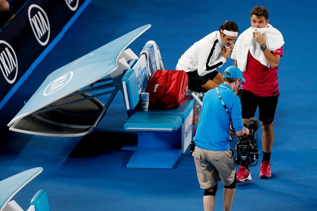 Chùm ảnh: Những hình ảnh ấn tượng nhất trận bán kết Federer - Wawrinka - Ảnh 10.
