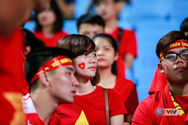 ẢNH: Rực rỡ sắc màu CĐV Việt Nam trước trận gặp ĐT Afghanistan - Ảnh 14.
