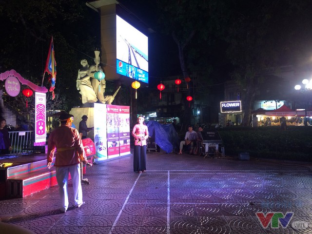 Quảng bá văn hóa, du lịch Quảng Nam trên phố đi bộ Hà Nội - Ảnh 3.