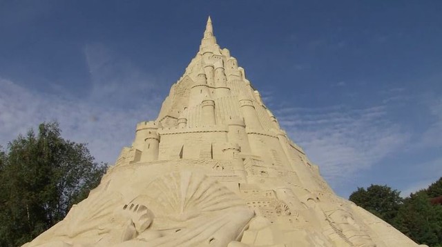Chiêm ngưỡng lâu đài cát cao nhất thế giới - Ảnh 2.