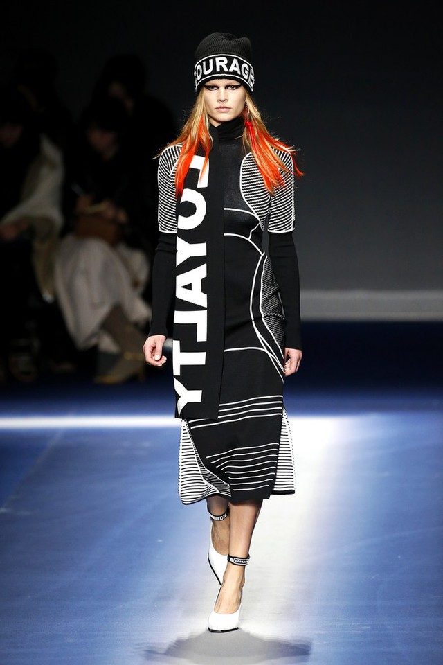 Những thiết kế mùa Thu gây bão sàn diễn thời trang ở Milan - Ảnh 2.