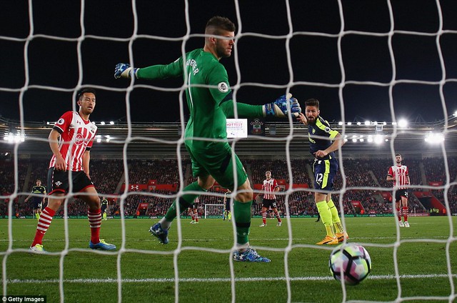Đá bù vòng 26 giải Ngoại Hạng Anh: Southampton 0-2 Arsenal, Wenger nuôi hy vọng dự Champions League - Ảnh 3.