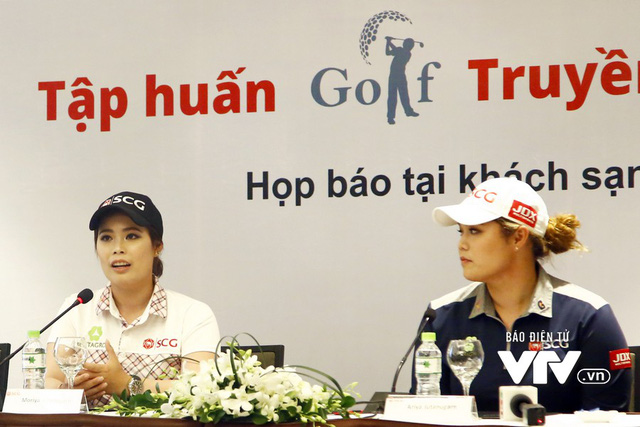 Phong cách khác biệt của chị em golf thủ Thái Lan nổi tiếng đến Việt Nam - Ảnh 1.