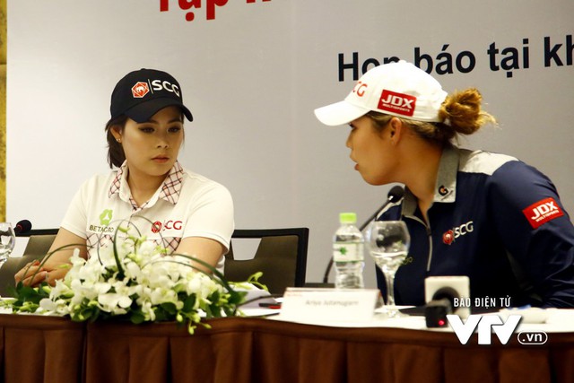 Phong cách khác biệt của chị em golf thủ Thái Lan nổi tiếng đến Việt Nam - Ảnh 3.
