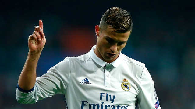 Top 10 cầu thủ đương đại giàu danh hiệu nhất: C.Ronaldo chỉ xếp hạng bét! - Ảnh 1.