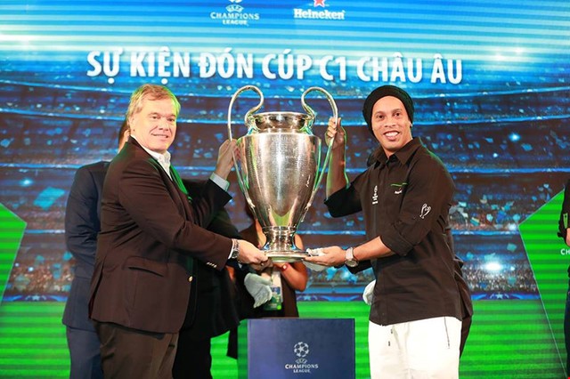 Ronaldinho, anh em De Boer đến Việt Nam - Ảnh 4.