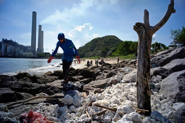 Đóng cửa 13 bãi biển ở Hong Kong (Trung Quốc) sau sự cố tràn dầu - Ảnh 3.