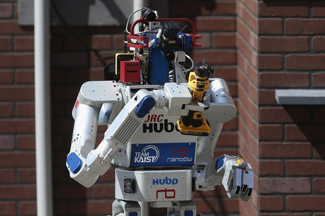 Robot lần đầu tiên tham gia rước đuốc tại Olympic - Ảnh 1.