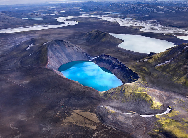Lạc trôi trước những khung cảnh đẹp đến khó tin ở Iceland - Ảnh 4.