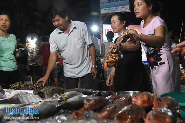 Sôi động chợ đêm hải sản ở đảo Lý Sơn - Ảnh 5.