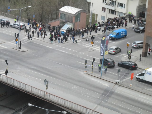 Thụy Điển: Xe tải lao vào đám đông, ít nhất 3 người thiệt mạng - Ảnh 1.