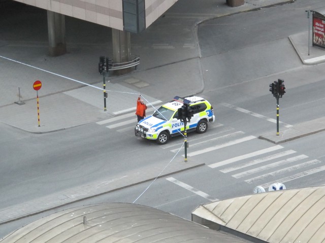 Thụy Điển: Xe tải lao vào đám đông, ít nhất 3 người thiệt mạng - Ảnh 8.