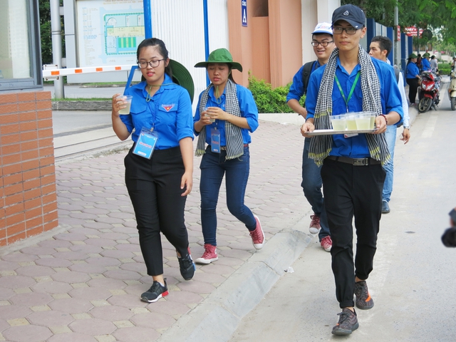 Màu áo xanh giúp xoa dịu “cái nóng” tại kỳ thi THPT Quốc gia 2017 - Ảnh 5.