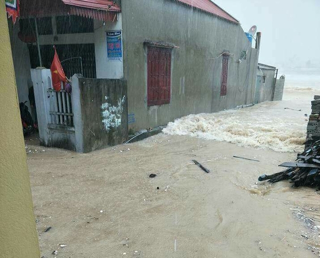 Bão số 10 gây mưa lớn tại Thanh Hóa, mọi tuyến đường ngập trong nước - Ảnh 5.
