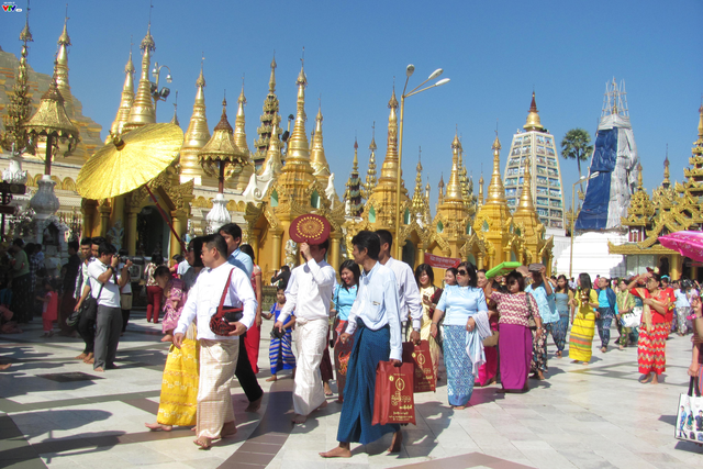 Lễ Tắm Phật và nghi lễ cầu may mắn tại các chùa ở Myanmar - Ảnh 5.