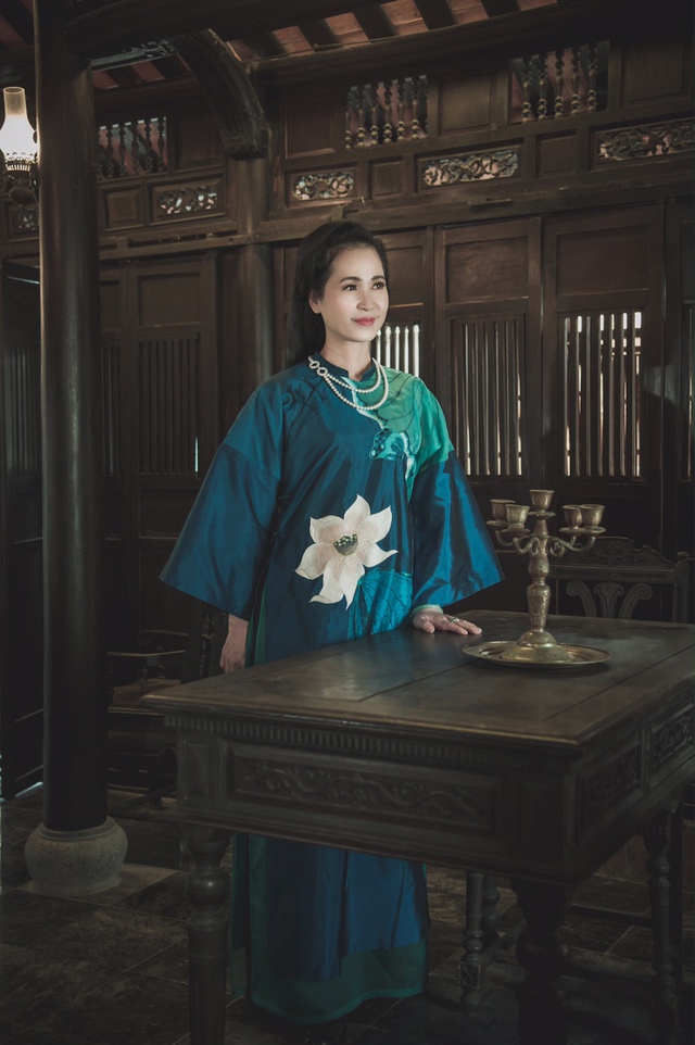 NSND Lan Hương đằm thắm với áo dài truyền thống - Ảnh 9.