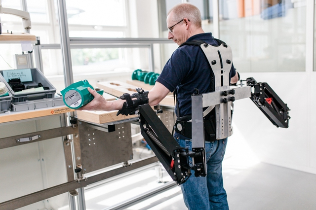 Robot khung xương giúp nâng đỡ đồ vật dễ dàng - Ảnh 2.