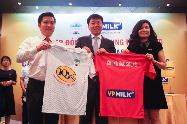 CLB HAGL chính thức ký hợp đồng với HLV Chung Hae-soung - Ảnh 2.