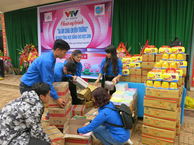 Trao tặng hơn 3.000 áo ấm cho học sinh miền núi ở Thanh Hóa - Ảnh 15.