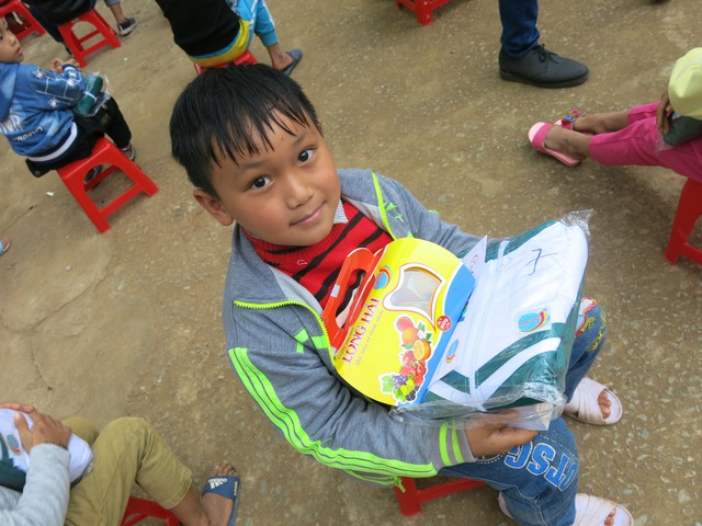 Trao tặng hơn 3.000 áo ấm cho học sinh miền núi ở Thanh Hóa - Ảnh 14.
