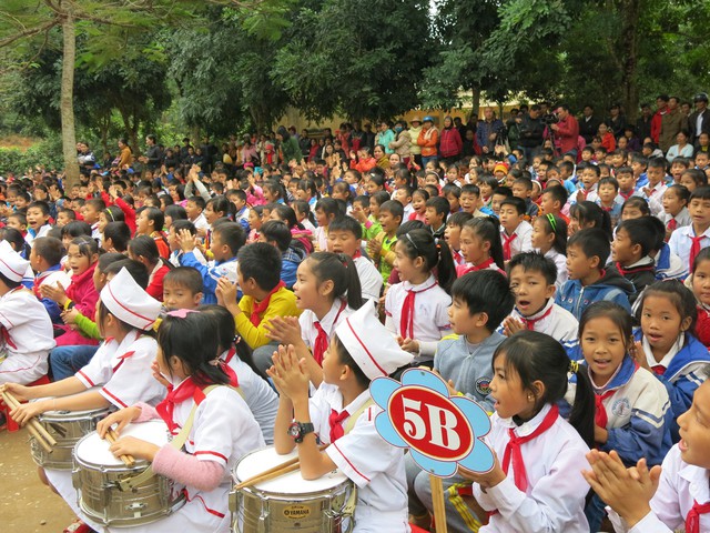 Trao tặng hơn 3.000 áo ấm cho học sinh miền núi ở Thanh Hóa - Ảnh 7.