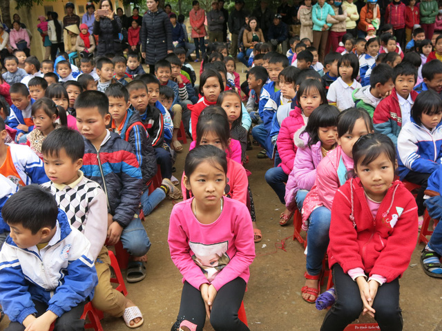 Trao tặng hơn 3.000 áo ấm cho học sinh miền núi ở Thanh Hóa - Ảnh 8.