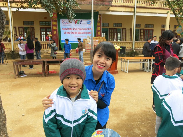 Trao tặng hơn 3.000 áo ấm cho học sinh miền núi ở Thanh Hóa - Ảnh 13.