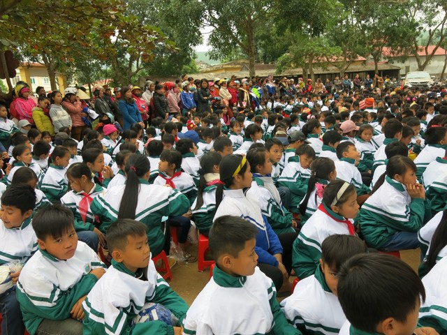 Trao tặng hơn 3.000 áo ấm cho học sinh miền núi ở Thanh Hóa - Ảnh 9.