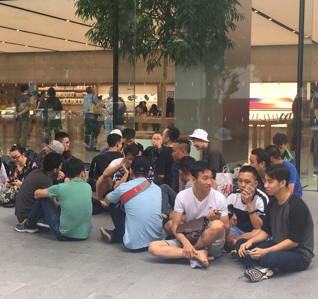 iPhone X sẽ có mặt tại Việt Nam vào ngày 3/11 song rất khan hàng - Ảnh 2.