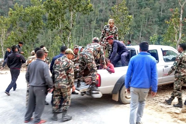 Nepal: Xe khách lao xuống vực sâu, 22 người thiệt mạng - Ảnh 2.