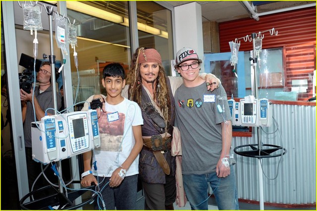 Hành động tuyệt vời của Johnny Depp cho các bệnh nhi - Ảnh 2.