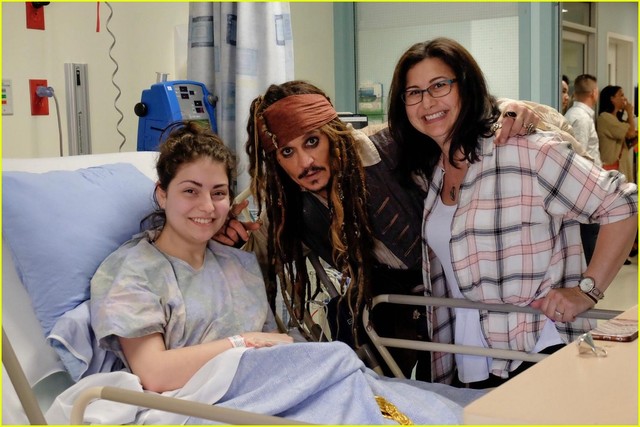 Hành động tuyệt vời của Johnny Depp cho các bệnh nhi - Ảnh 3.