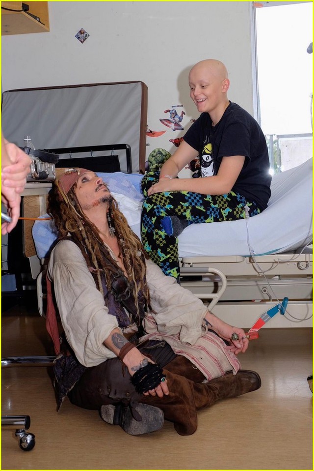 Hành động tuyệt vời của Johnny Depp cho các bệnh nhi - Ảnh 10.